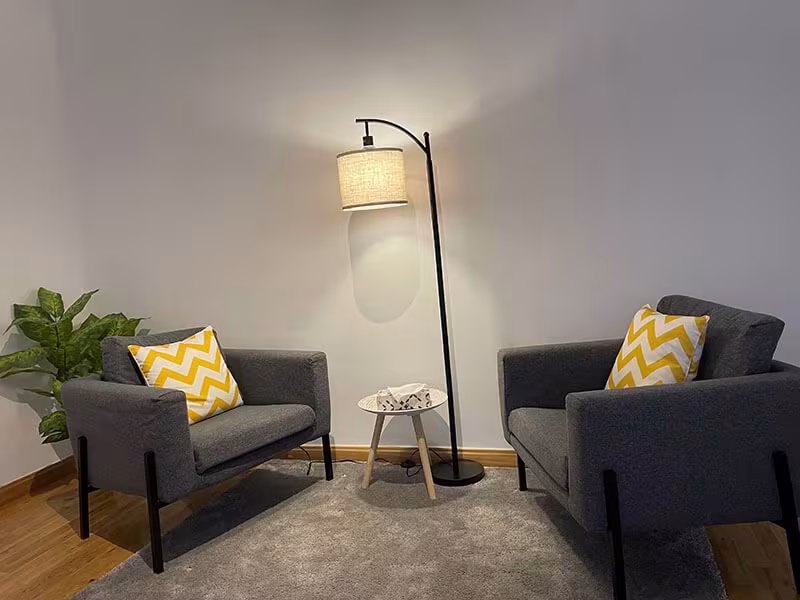 Sala de Armonía con dos sillones, luz natural y plantas